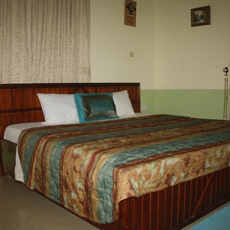 Dokua Royal Hotel Kwabenya Exterior foto