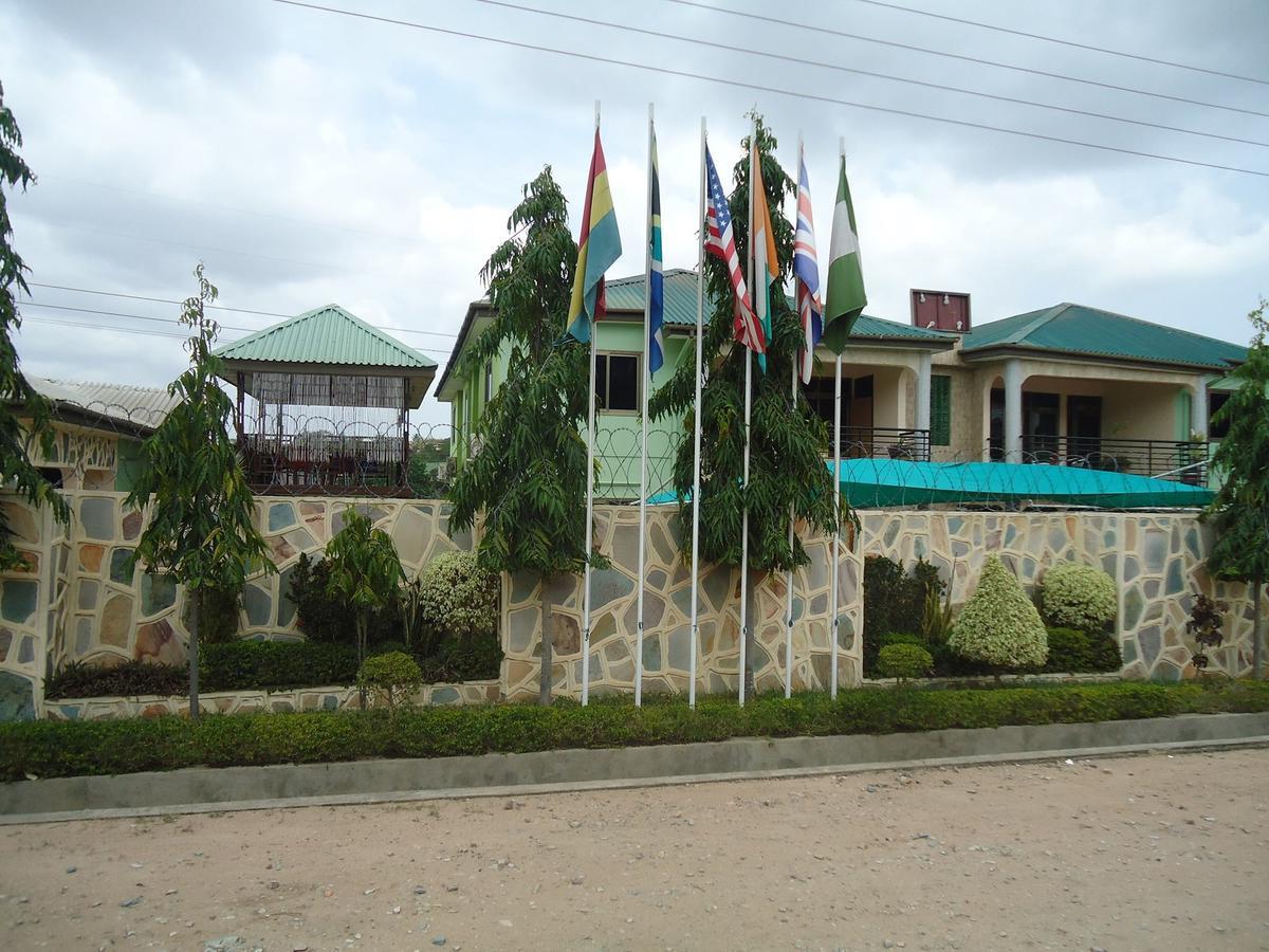 Dokua Royal Hotel Kwabenya Exterior foto