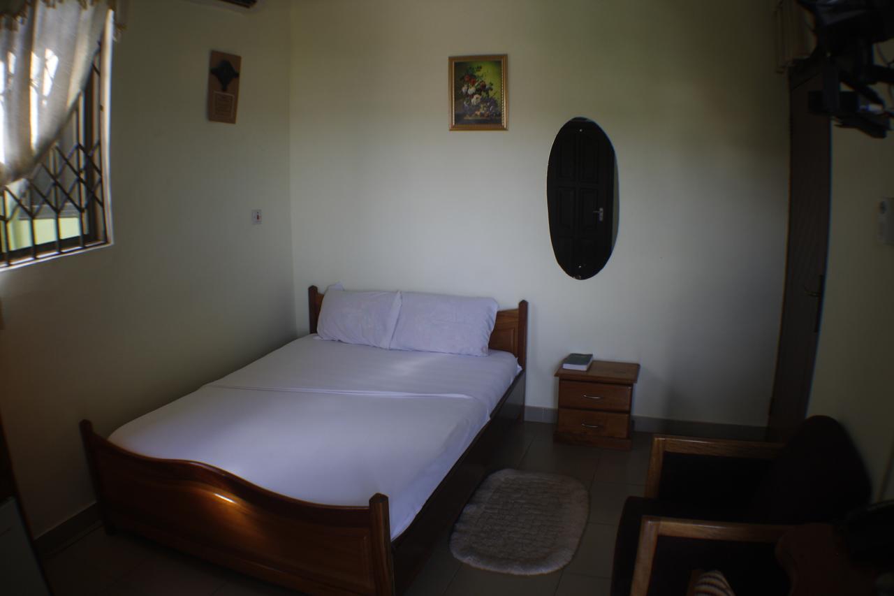 Dokua Royal Hotel Kwabenya Exterior foto