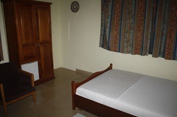 Dokua Royal Hotel Kwabenya Exterior foto
